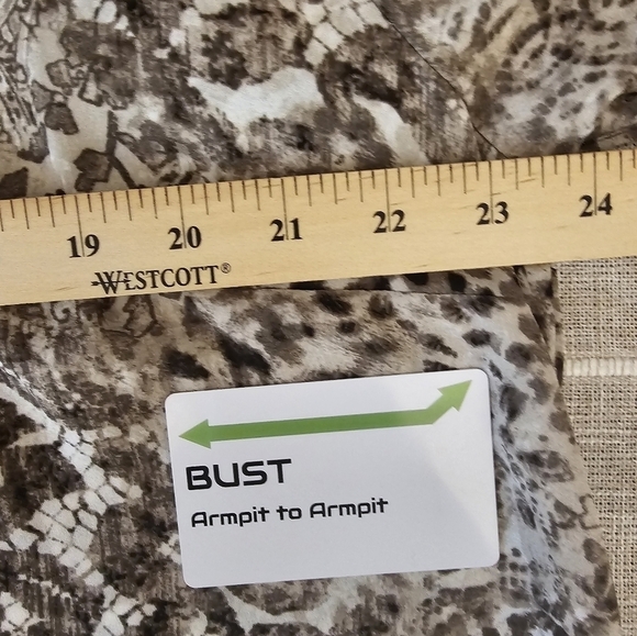 Chico's Size 3 Leopard Print Long Sleeve Blouse - Picture 10 of 11